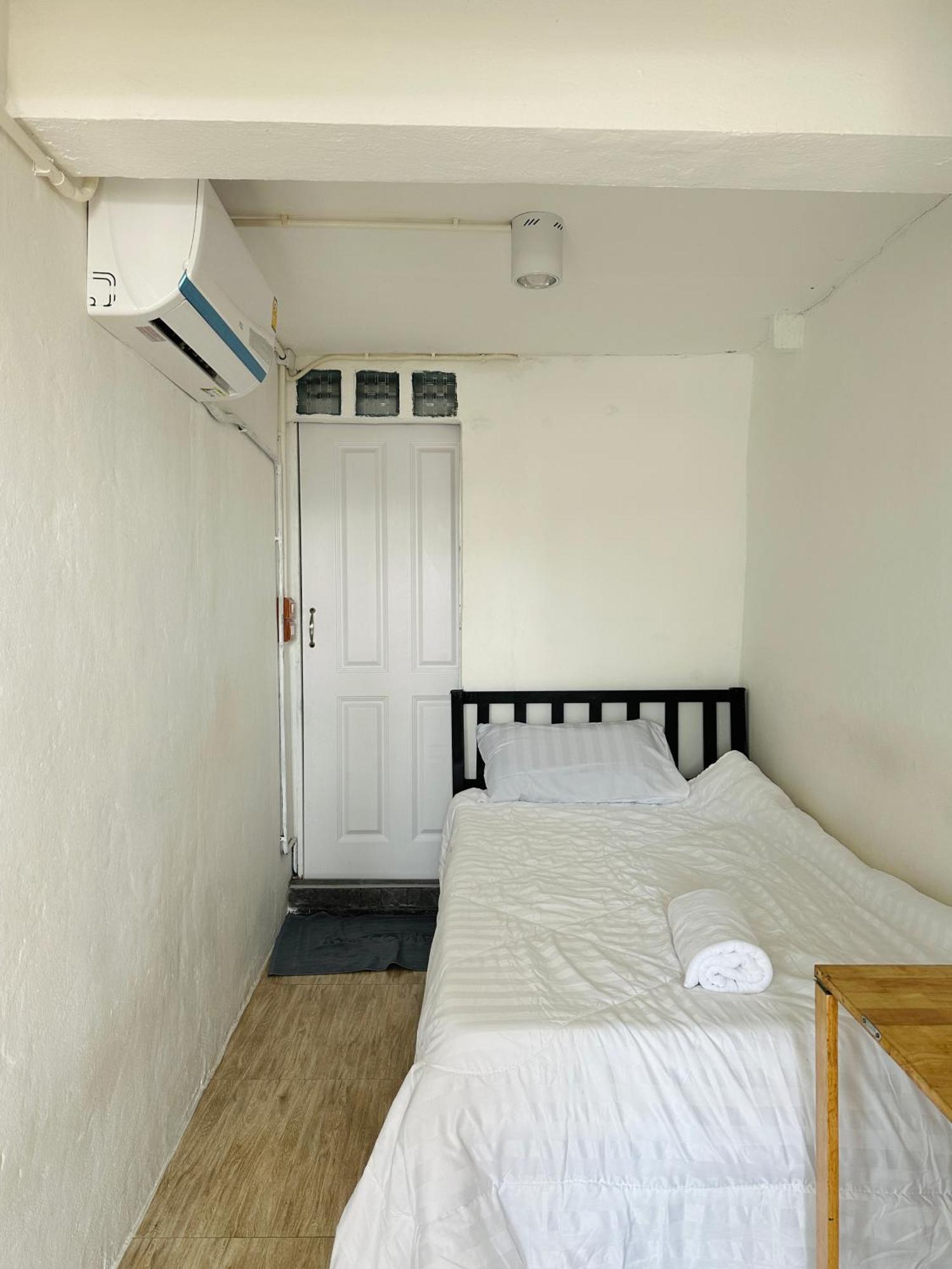 Chubby 9 Single Room Bangkok Bagian luar foto