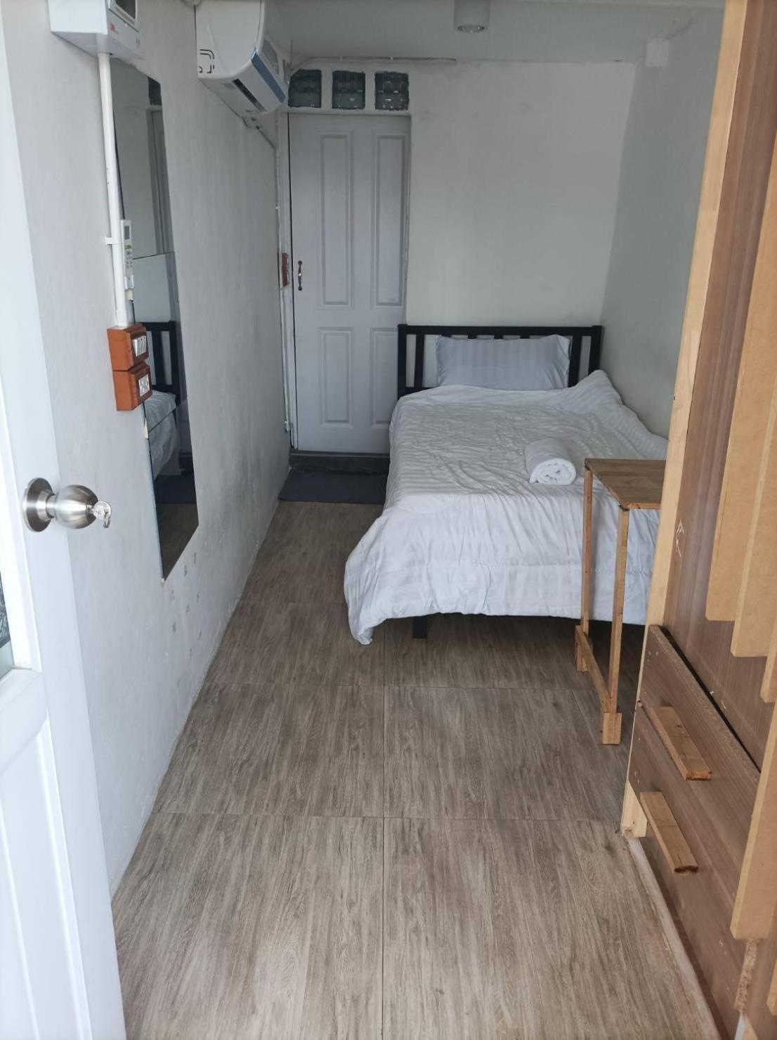 Chubby 9 Single Room Bangkok Bagian luar foto